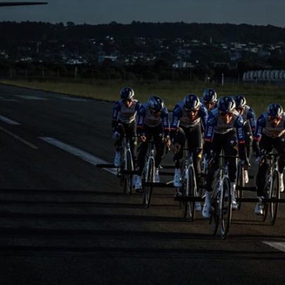Vídeo mostra nove ciclistas e avião a descolar