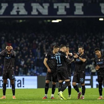Ex-Benfica falha penálti decisivo, Nápoles avança na Taça de Itália