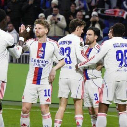 Lyon vence em casa cedo com golo de jogador de sotaque português