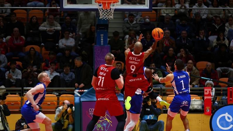 Geno Crandall terminou com 12 pontos Fotografia SL Benfica
