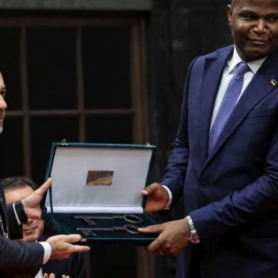 Pedro Duarte entrega as chaves da Cidade do Porto à presidente de Moçambique
