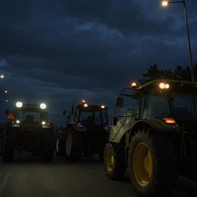 Quase 25 mil tratores bloqueiam estradas na Grécia por atrasos nos apoios da UE