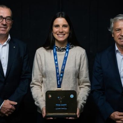 Sofia Oliveira é recebida por Mário Passos após título mundial de kickboxing