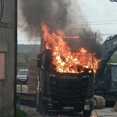 Camião imobilizado perto da linha férrea em Soure é retirado antes do comboio