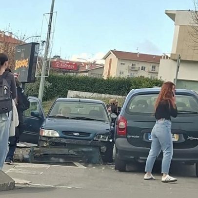 Colisão entre dois veículos em Oliveira do Hospital