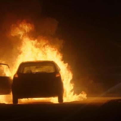 Carro fica destruído após incêndio na EN 17, em Tábua