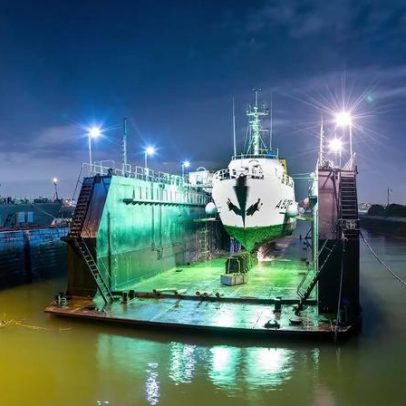 NRP Andrómeda entra na doca flutuante do Arsenal do Alfeite