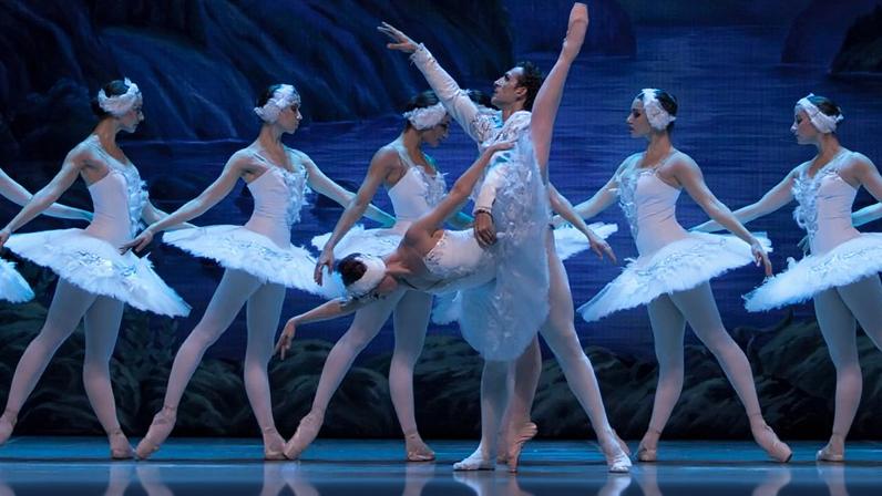 O Lago dos Cisnes esgota auditório no Centro Cultural de Paredes