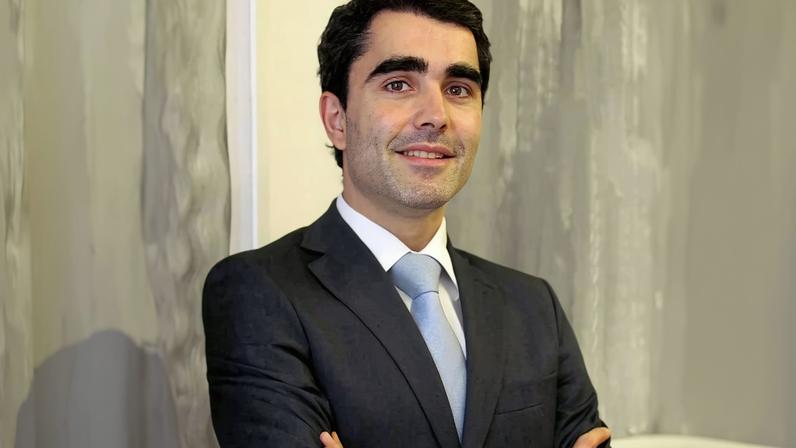 Advogado abandona o caso, deixando ex-adjunto da Justiça sozinho no processo