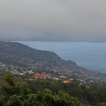 Véspera de Natal na Madeira com céu nublado e aguaceiros