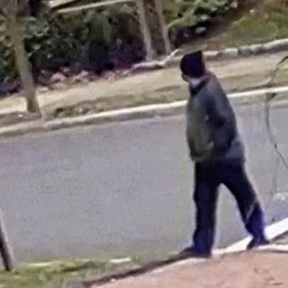 Imagens mostram o suspeito de homicídio junto à casa de professor do IMT
