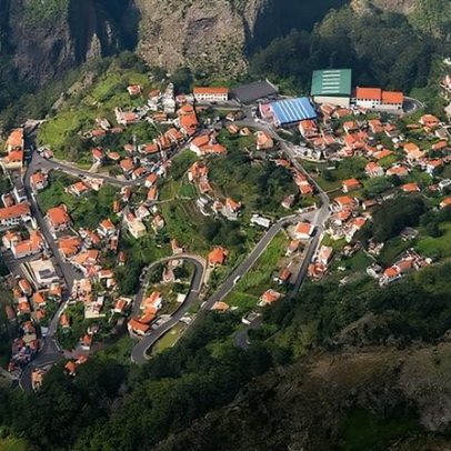 Derrocada no Curral das Freiras interditou temporariamente uma estrada
