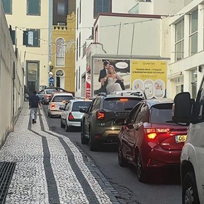 Engarrafamento na Rua do Carmo prende condutores no estacionamento do Anadia