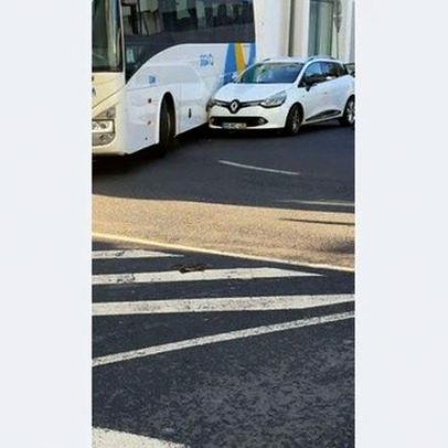 Colisão entre autocarro e viatura ligeira na rotunda do Plaza