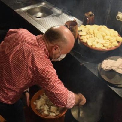 Irmandade de Guimarães que oferece ceia de Natal há 710 anos é condecorada por Marcelo