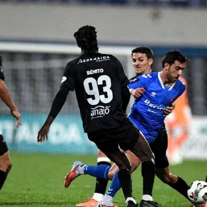 Wilson Eduardo regressa ao onze e aos golos, mas não é suficiente