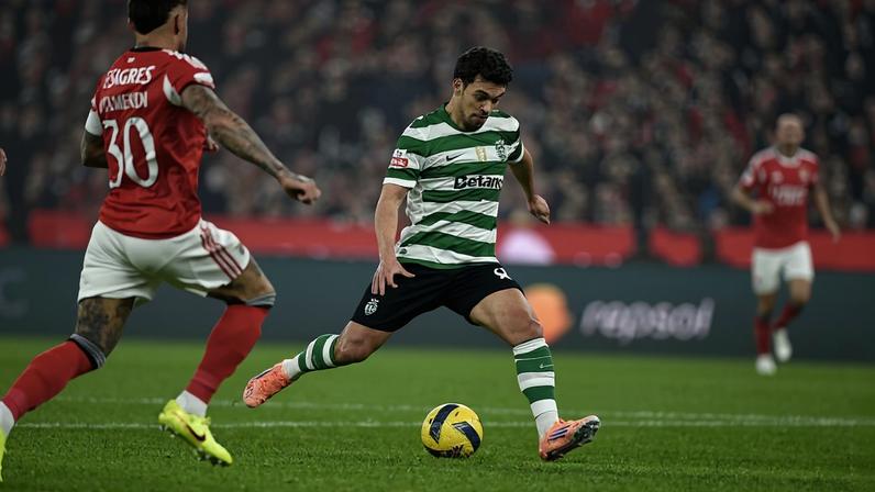 Pedro Gonçalves vai rematar para o golo do Sporting depois de receber passe de Hjulmand — Foto: Sérgio Miguel Santos