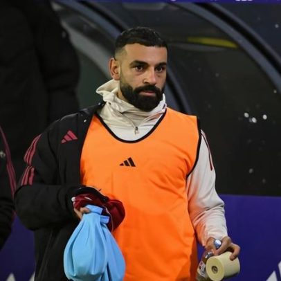 Arne Slot diz a Salah que não viajará com a equipa