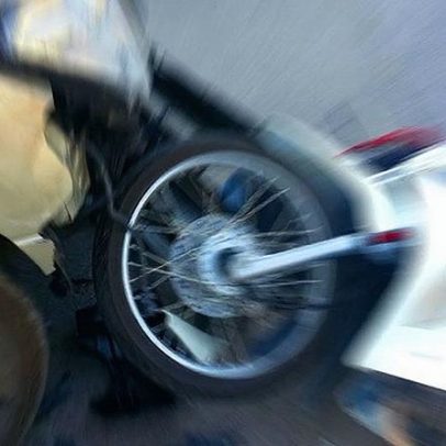 Colisão entre carro e mota deixa ferido no Funchal