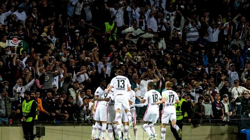 Adeptos do Eintracht inundaram Camp Nou em abril de 2022 - Foto: IMAGO