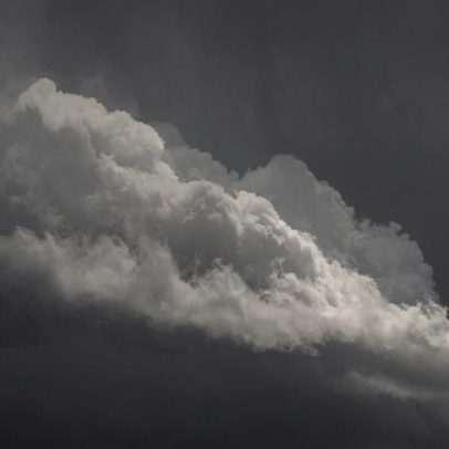 Quinta-feira com nebulosidade e queda de temperatura: tempo para hoje