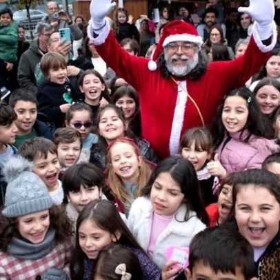 Pai Natal chega de vespa à Afurada em clima de euforia