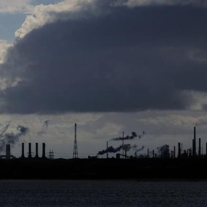 Incêndio na Siderurgia Nacional mobiliza mais de 30 operacionais no Seixal