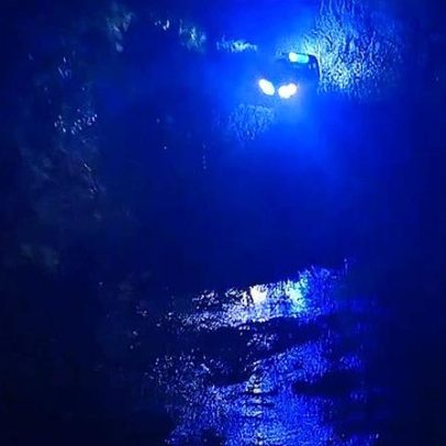 Três crianças resgatadas de carro preso no rio Ferreira com cinco a bordo