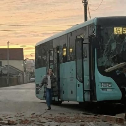 Autocarro embate em habitação durante acidente