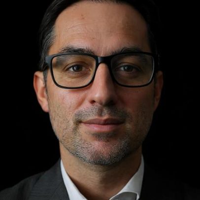 Ambição que molda a história, analisada pelo Jornal de Notícias
