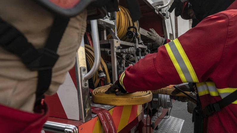 O incêndio começou numa habitação e propagou-se a mais duas casas contíguas. Foto: Maria João Gala / Arquivo