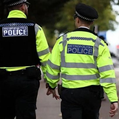 Quatro detidos por atirar comida a uma caixa com joias da coroa britânica