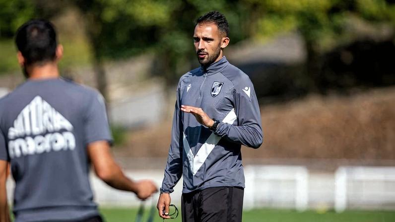 Vitória de Guimarães renova contrato com Gil Lameiras