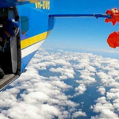 Vídeo mostra paraquedista preso à asa de avião na Austrália