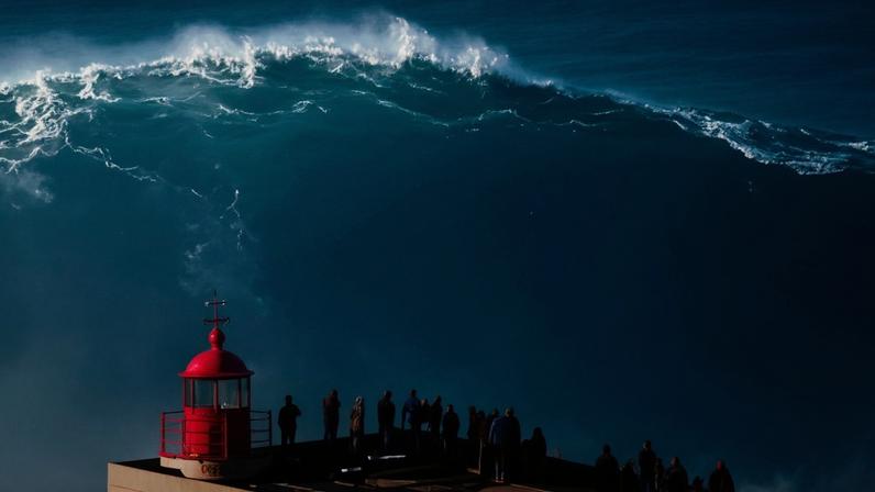 O impressionante cenário das ondas gigantes da Nazaré - Foto: Red Bull