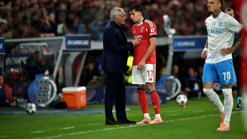 Mourinho: equipa já joga com tudo, entradas no Benfica e incidente com Ríos