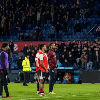 Van Persie vai à bancada ouvir adeptos furiosos no Feyenoord vídeo