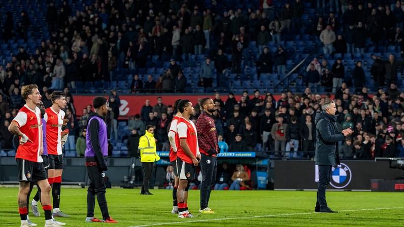 Van Persie vai à bancada ouvir adeptos furiosos no Feyenoord vídeo