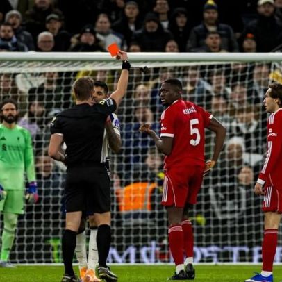 Liverpool vence Tottenham, reduzido a nove, apenas no final