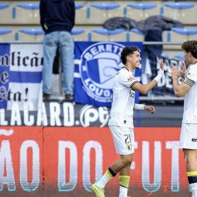 Famalicão: dupla a arder promete apagar a chama azul do dragão