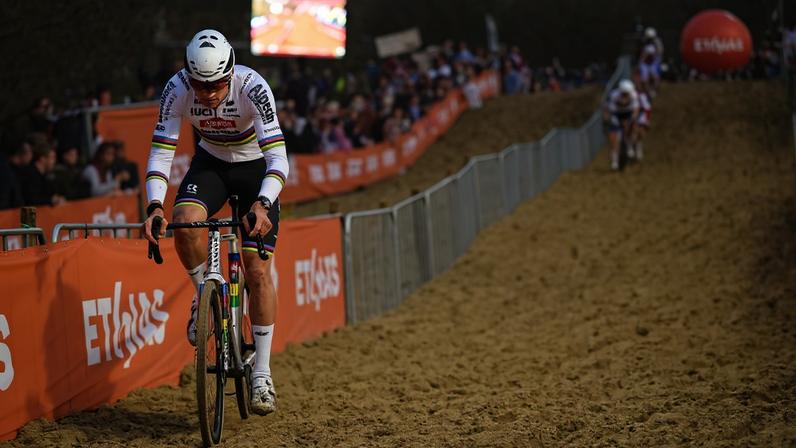 Mathieu van der Poel venceu a sexta etapa da Taça do Mundo em Koksijde