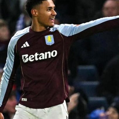 Aston Villa vence Chelsea em casa com bis de Ollie Watkins