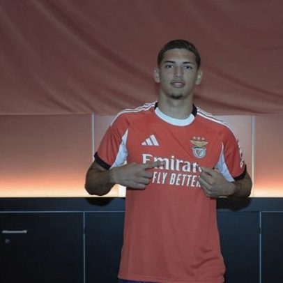 Benfica renova com goleador da formação