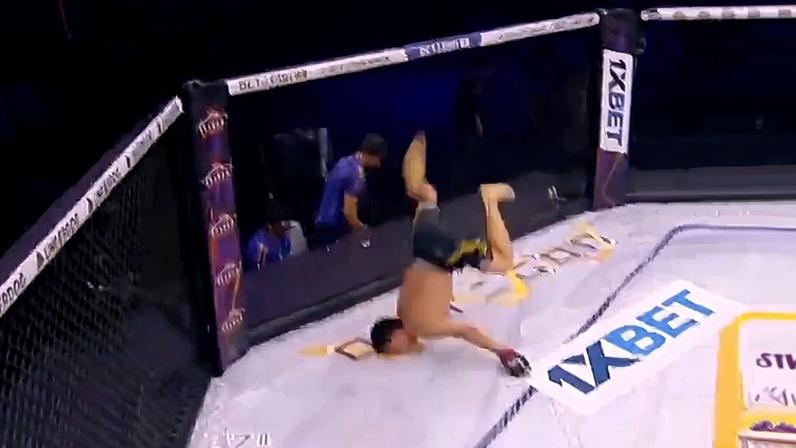 Vitória celebrada com mortal termina com queda de cara no chão