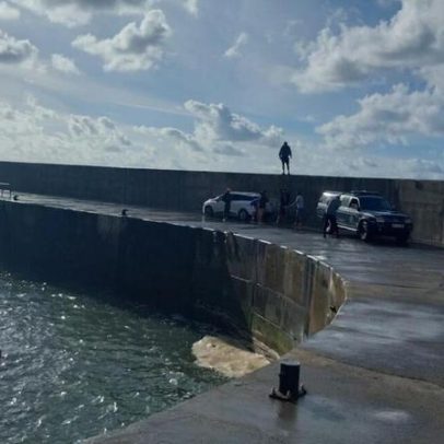Ao menos uma criança entre cinco resgatadas após serem arrastadas por onda na Madeira