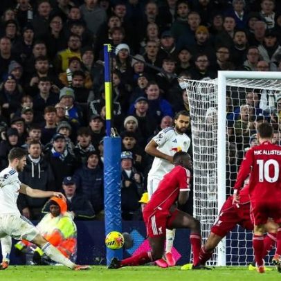Leeds reage tarde e prolonga pesadelo do Liverpool