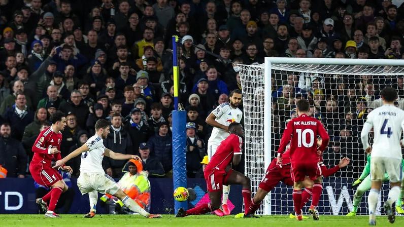 Leeds reage tarde e prolonga pesadelo do Liverpool