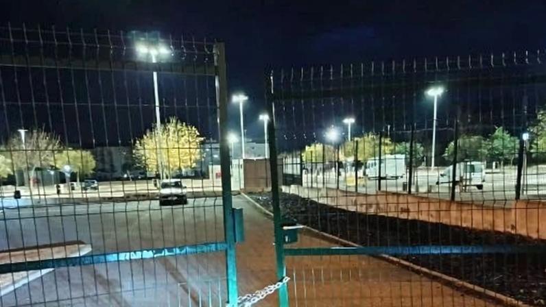 Cadeados, pregos e pneus vazios usados para travar autocarros