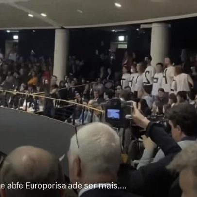 Manifestantes protestam no Parlamento Europeu contra aceitar imigração ilegal