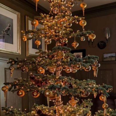 Natal dos famosos: árvores decoradas com estilo Ozempic e laços